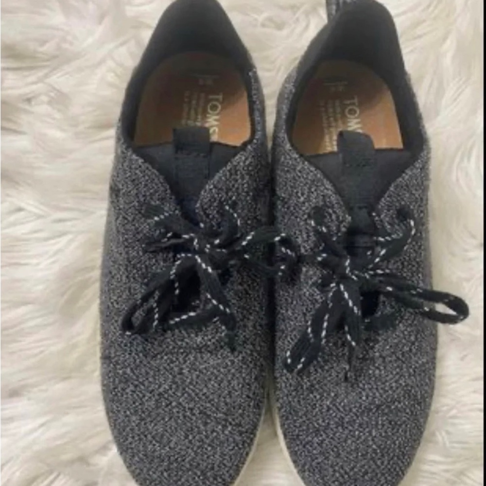 Size 6 - Brand new w/o box Toms tennis shoes.  Comfy & will match everything!